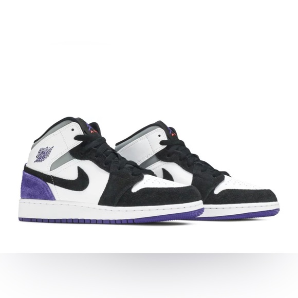 2020
Air Jordan 1 Mid SE GS 'Varsity Purple' - Picture 1 of 5